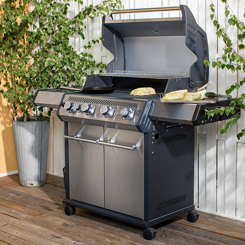 Spetskål grillas på Bluegaz X1 Gasolgrill sett från sidan