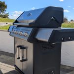 Bluegaz X401 Gasolgrill sett i profil med himmel i bakgrunden
