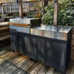 Bluegaz Z Gasolgrill plus Z Sidomodul står på trädäck sett från höger