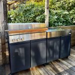 Bluegaz Z Gasolgrill plus Z Sidomodul står på trädäck sett från vänster