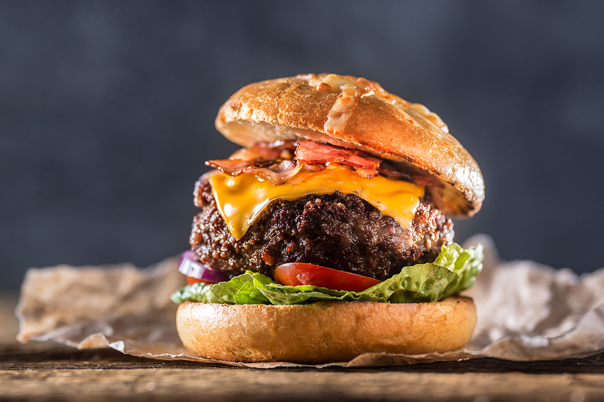 Grillad hamburgare med extra tjock burgare, sallad, tomat, smält ost och bacon