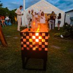 Bluegaz Chess Eldkorg brinner framför studentfirande