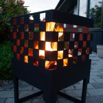 Bluegaz Chess Eldkorg brinner kvällstid sett från sidan