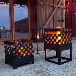 Två Bluegaz Chess Eldkorgar står bredvid varandra och brinner