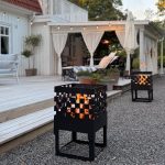 Två stycken Bluegaz Chess Eldkorgar står och brinner på grusmark
