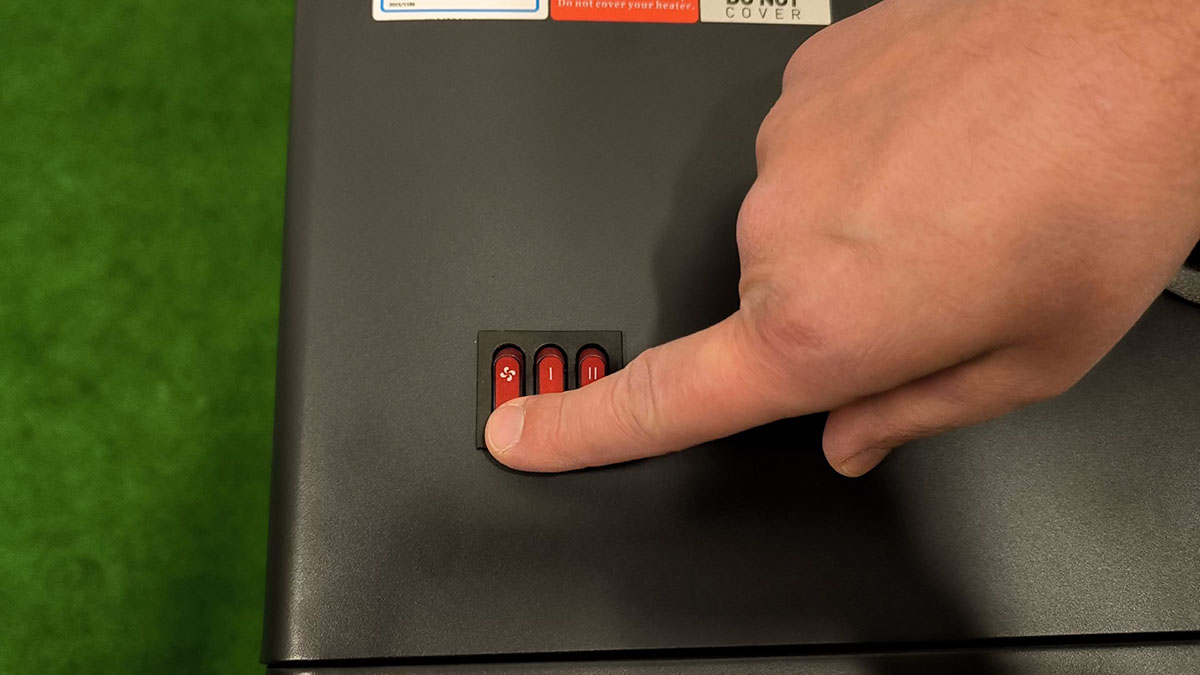 Man stänger av elvärmen på gasolkamin