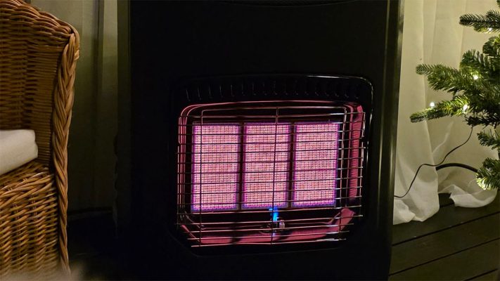 Bluegaz Gobi 2 Gasolkamin med fläkt lyser i uterum