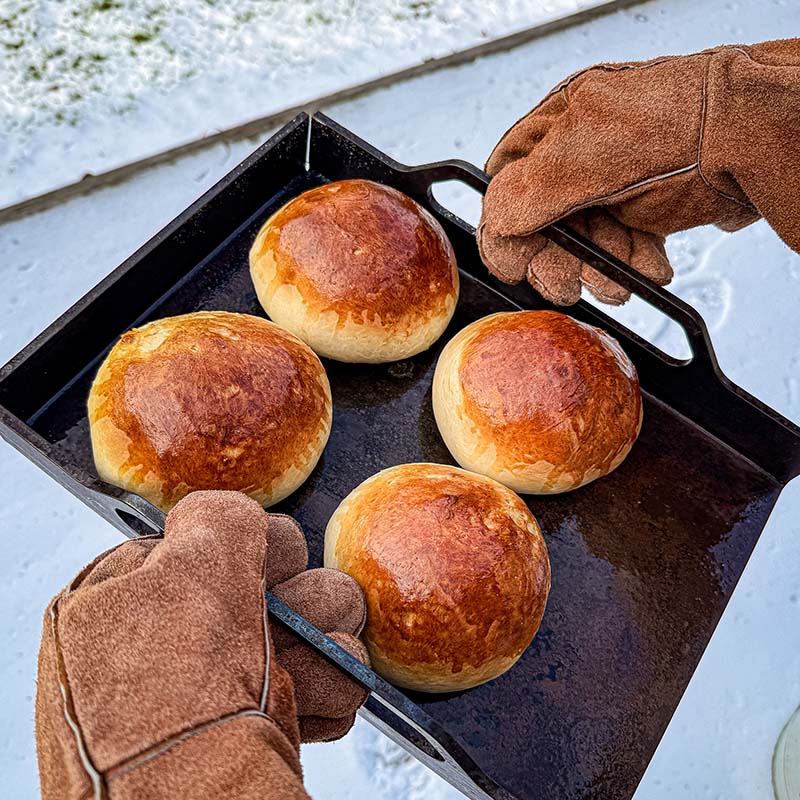 Håller i Ulvaryd Stekbord med färdiggrillade vetebullar