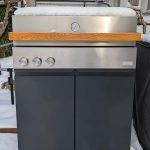 Bluegaz Z Gasolgrill med snö på locket sett framifrån