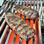 Bluegaz Z Gasolgrill med två köttbitar som grillas ovanför sizzle burner