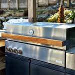 Bluegaz Z Gasolgrill på uteplats sett från sidan