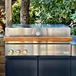 Bluegaz Z Gasolgrill sett framifrån med grönska i bakgrunden