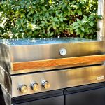 Bluegaz Z Gasolgrill sett från sidan med grönska i bakgrunden