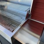Bluegaz Z Sidohylla på Z Gasolgrill framför röd vägg