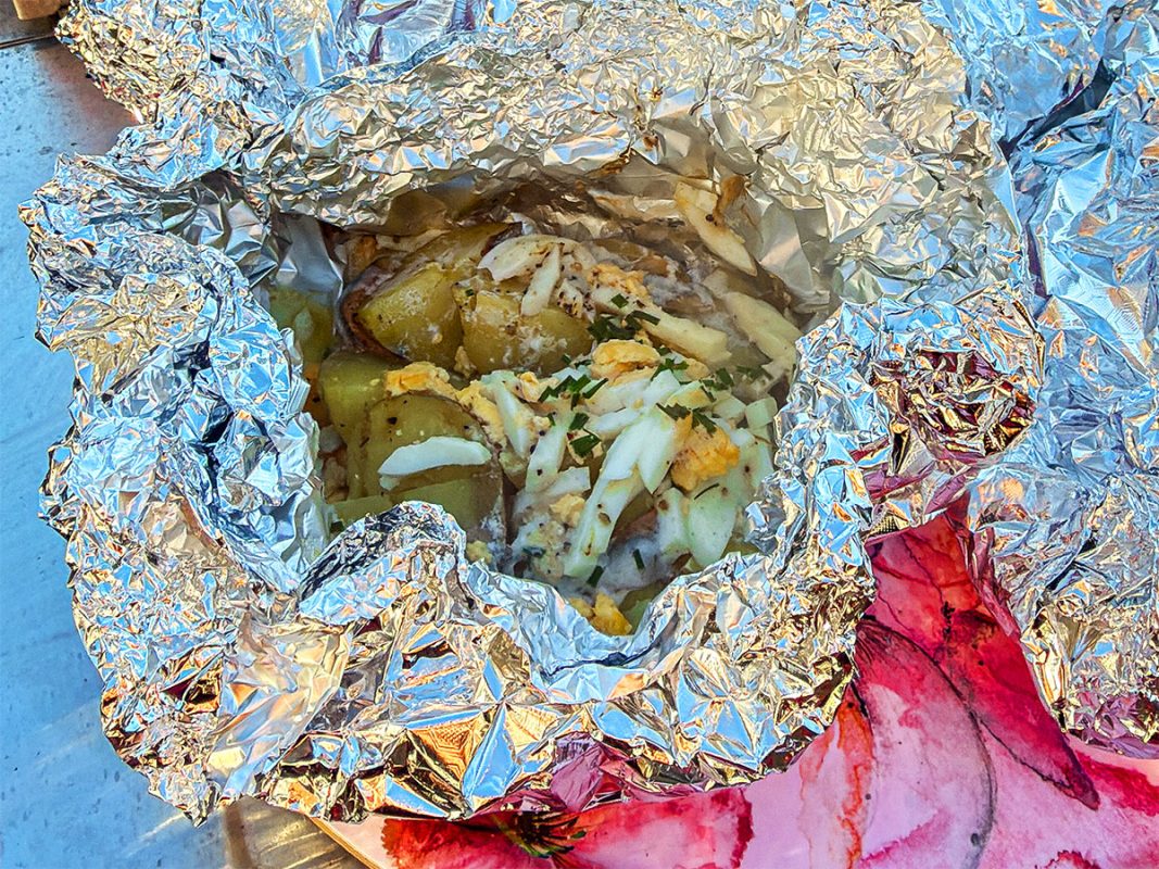 Sillpaket på grillen med ansjovis, potatis och ägg