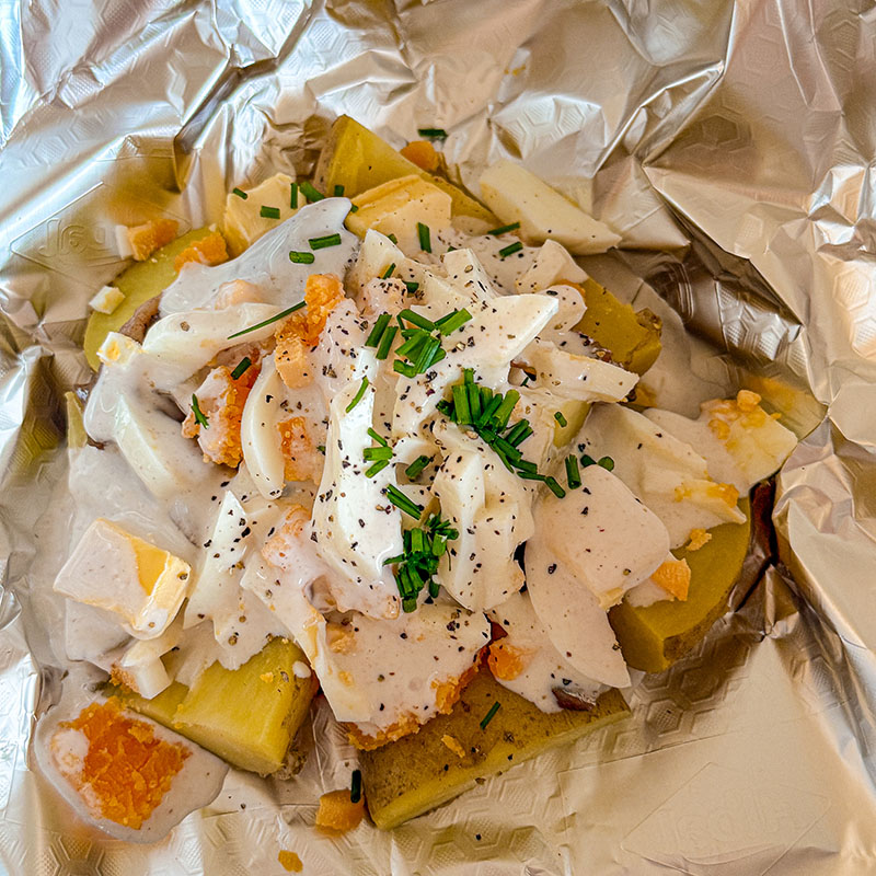 Ansjovis, ägg, potatis och gräslök på aluminiumfolie