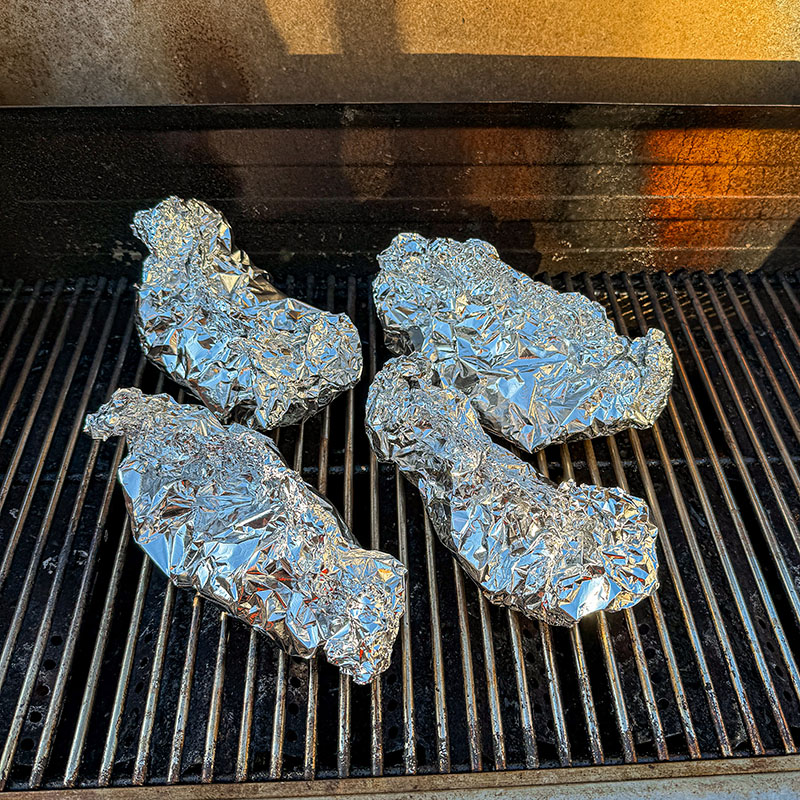 Sillpaket grillas på Bluegaz Z501 Gasolgrill