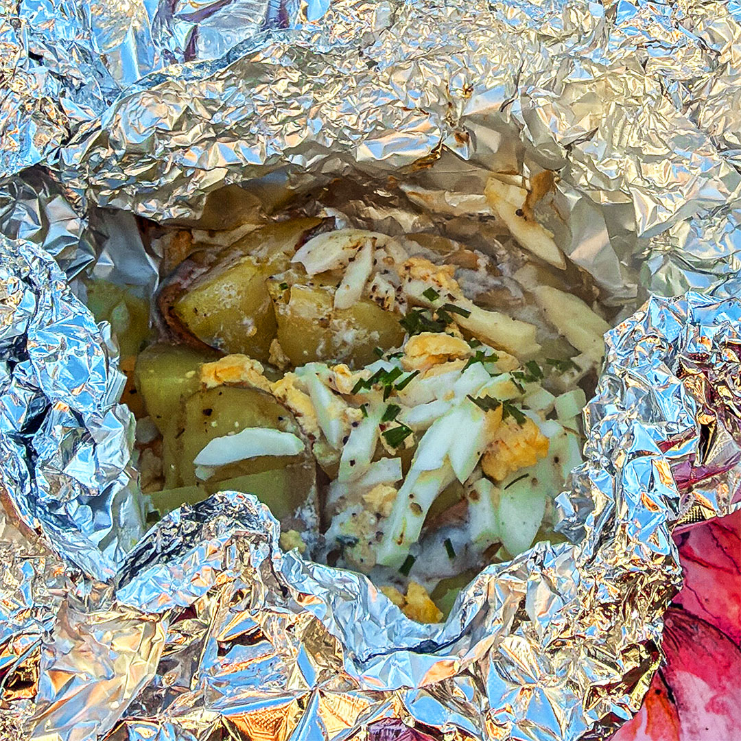 Sillpaket på grillen med ansjovis, potatis och ägg