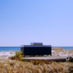 Bluegaz Z Gasolgrill med två sidomoduler på trädäck sett från sidan med havet i bakgrunden sett framifrån