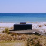 Bluegaz Z Gasolgrill med två sidomoduler på trädäck sett från sidan med havet i bakgrunden sett framifrån