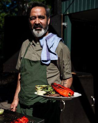 Köksmästare Pedro på Wärdshuset Ulla Winbladh håller i tallrik med grillade grönsaker och kött