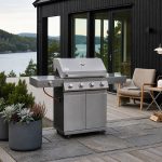Bluegaz Z401 Gasolgrill står på stengolv med havet i bakgrunden