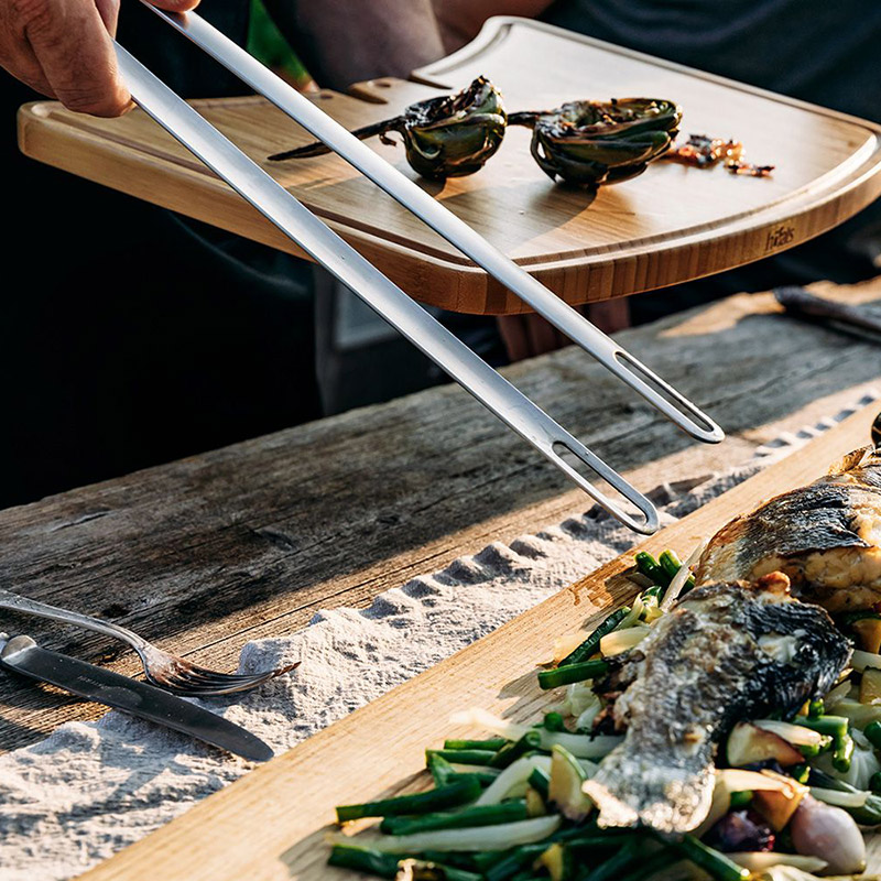 Fisk plockas upp med hjälp av Höfats Grilltång